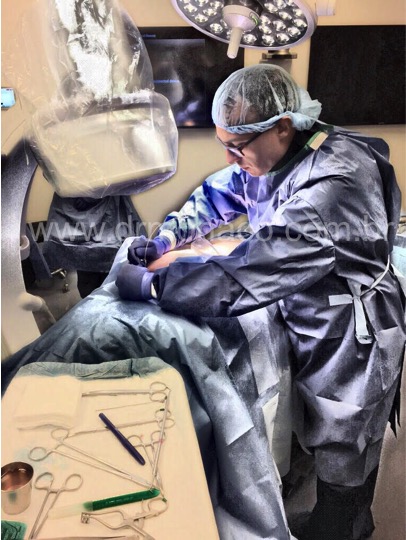 Dr. Bernardo de Monaco em treinamento prático com implante de eletrodo para estimulação medular - centro de treinamentos da Boston Scientific - Valencia - California - EUA